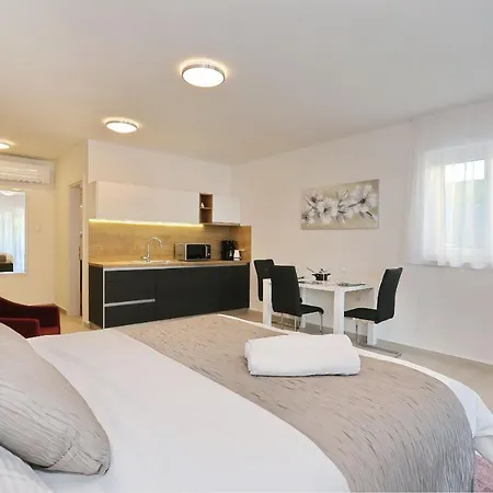 Apartment Ankora 2 With Heated Pool