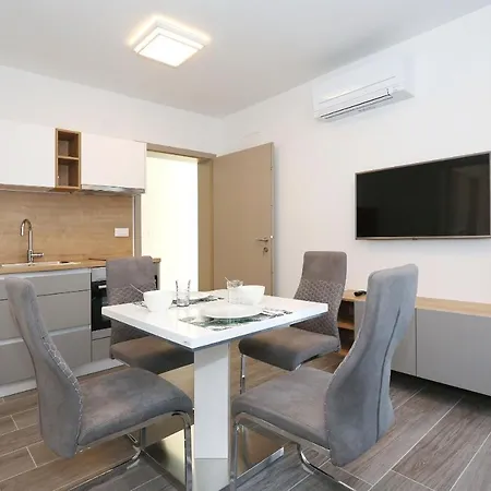 Apartment Ankora 2 With Heated Pool