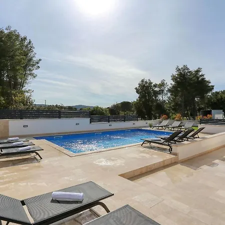 Apartment Ankora 2 With Heated Pool
