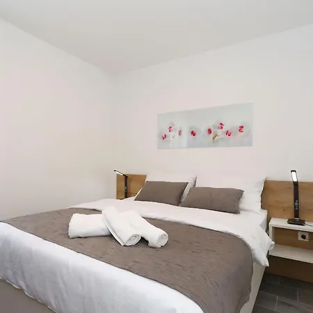 Apartment Ankora 2 With Heated Pool